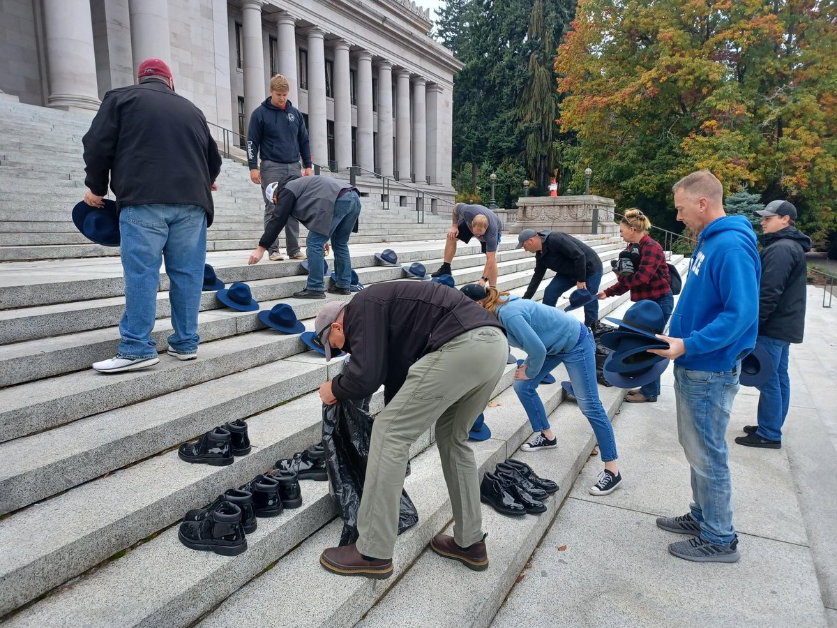 KelleeAzar's tweet photo. Today, now former troopers with Washington State Patrol laid their boots and campaign hats on the steps of the Capitol Building to show represent those lost because of the statewide vaccine mandate. #LiveOnK2 https://t.co/84WB7kUG4S