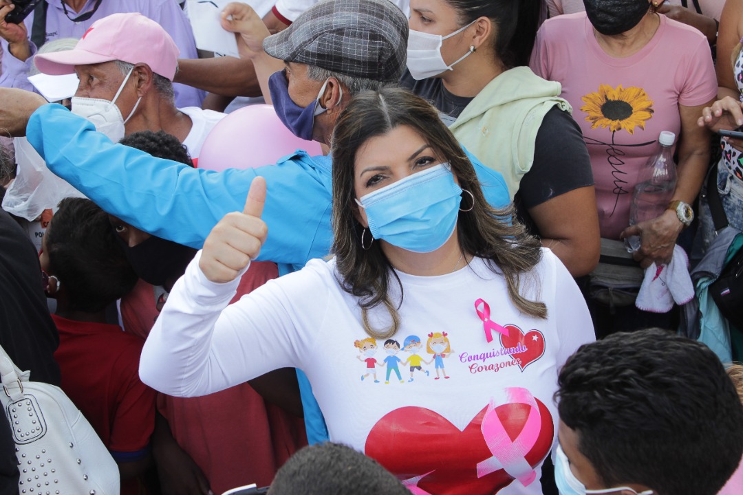 GabrielaEsSucre's tweet photo. Con una Gran caminata desde #Petare 
Hoy #19Oct conmemoramos el Dia Mundial del Cancer de Mama aquellas mujeres que luchan contra esta enfermedad en el mundo entero. 

#OlaDeSolidaridadPorÁlexSaab
@NicolasMaduro @ConCiliaFlores 
@JoseVRangelA https://t.co/32OPVZwqCj