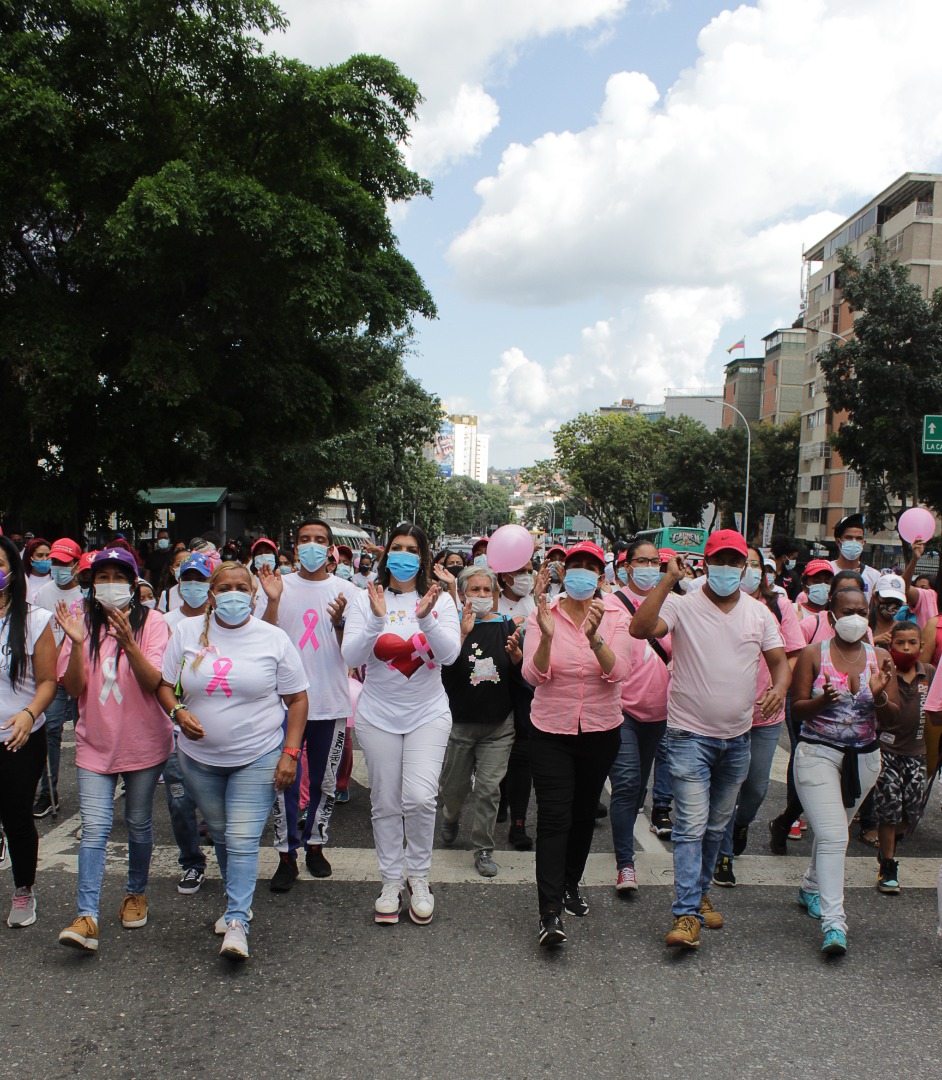 GabrielaEsSucre's tweet photo. Con una Gran caminata desde #Petare 
Hoy #19Oct conmemoramos el Dia Mundial del Cancer de Mama aquellas mujeres que luchan contra esta enfermedad en el mundo entero. 

#OlaDeSolidaridadPorÁlexSaab
@NicolasMaduro @ConCiliaFlores 
@JoseVRangelA https://t.co/32OPVZwqCj