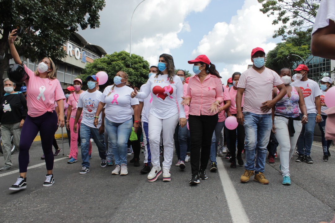 GabrielaEsSucre's tweet photo. Con una Gran caminata desde #Petare 
Hoy #19Oct conmemoramos el Dia Mundial del Cancer de Mama aquellas mujeres que luchan contra esta enfermedad en el mundo entero. 

#OlaDeSolidaridadPorÁlexSaab
@NicolasMaduro @ConCiliaFlores 
@JoseVRangelA https://t.co/32OPVZwqCj