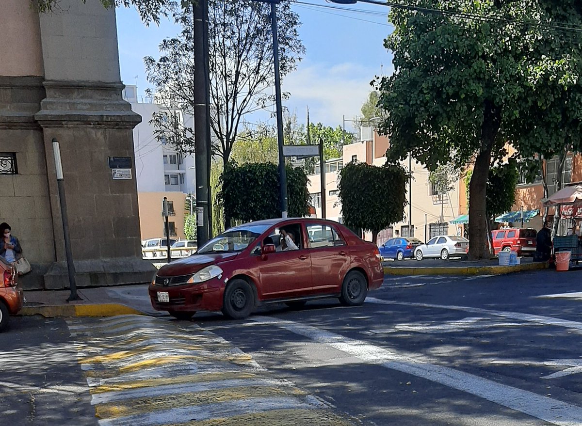 peatonesprimero's tweet photo. No falla #placasMorelos en cdMex, coche de lujo, invade paso peatonal, y en la misma esquina  otro coche en paso peatonal. Pero el denominador común es la impunidad creada por @SSC_CDMX @UCS_GCDMX @OVIALCDMX sin aplicar el reglamento de tránsito con multa y grúa en @AlcaldiaMHmx https://t.co/amJxqbOWDJ