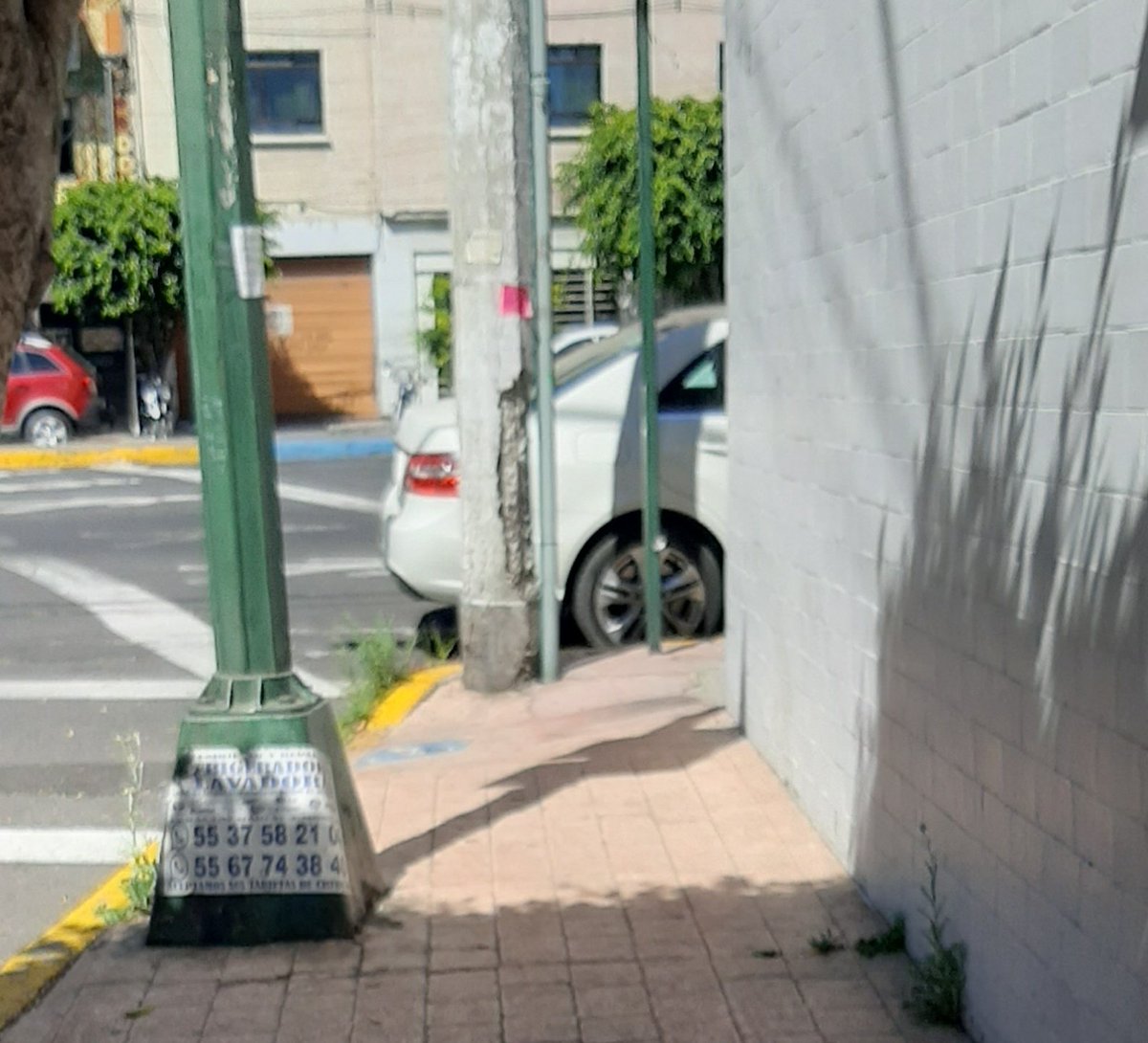peatonesprimero's tweet photo. No falla #placasMorelos en cdMex, coche de lujo, invade paso peatonal, y en la misma esquina  otro coche en paso peatonal. Pero el denominador común es la impunidad creada por @SSC_CDMX @UCS_GCDMX @OVIALCDMX sin aplicar el reglamento de tránsito con multa y grúa en @AlcaldiaMHmx https://t.co/amJxqbOWDJ