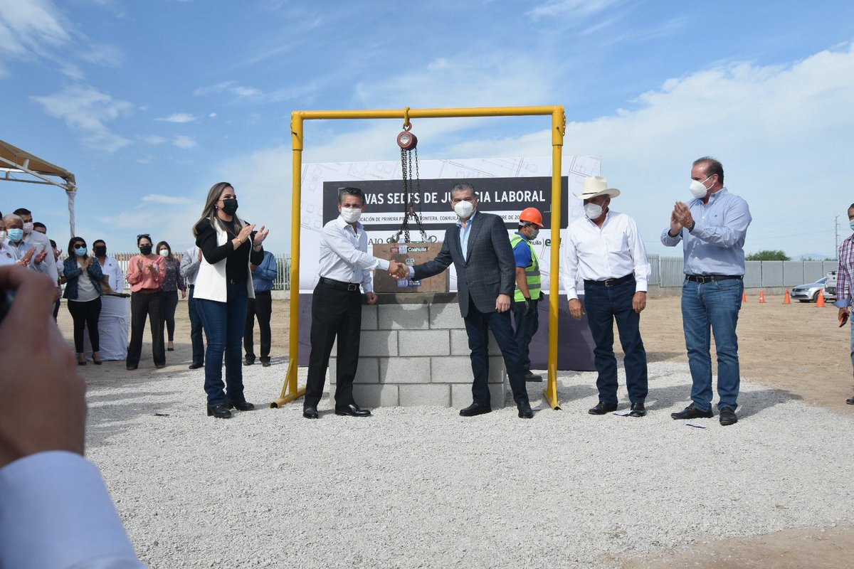 siglocoah05's tweet photo. 6.9 mdp invierten en Centro de Conciliación y Justicia Laboral en #CdFrontera #Coahuila, anunció @ZogbiNazira, titular de la @SETRA_COAH. https://t.co/fbBA2cDelh