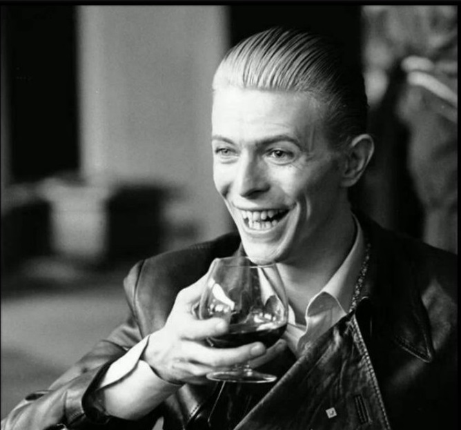 mywine_ro's tweet photo. Celebrul muzician, producător de discuri și actor englez, #DavidBowie, a creat o băutură omonimă când își încerca abilitățile de mixolog cu ceva timp înainte de a deveni total.

Ingrediente:
Lichior de ciocolată de 70 ml;
15ml Bourbon;
Pană din portocală.

#CocktailRock #MyWineRo https://t.co/xLouUmmvDU