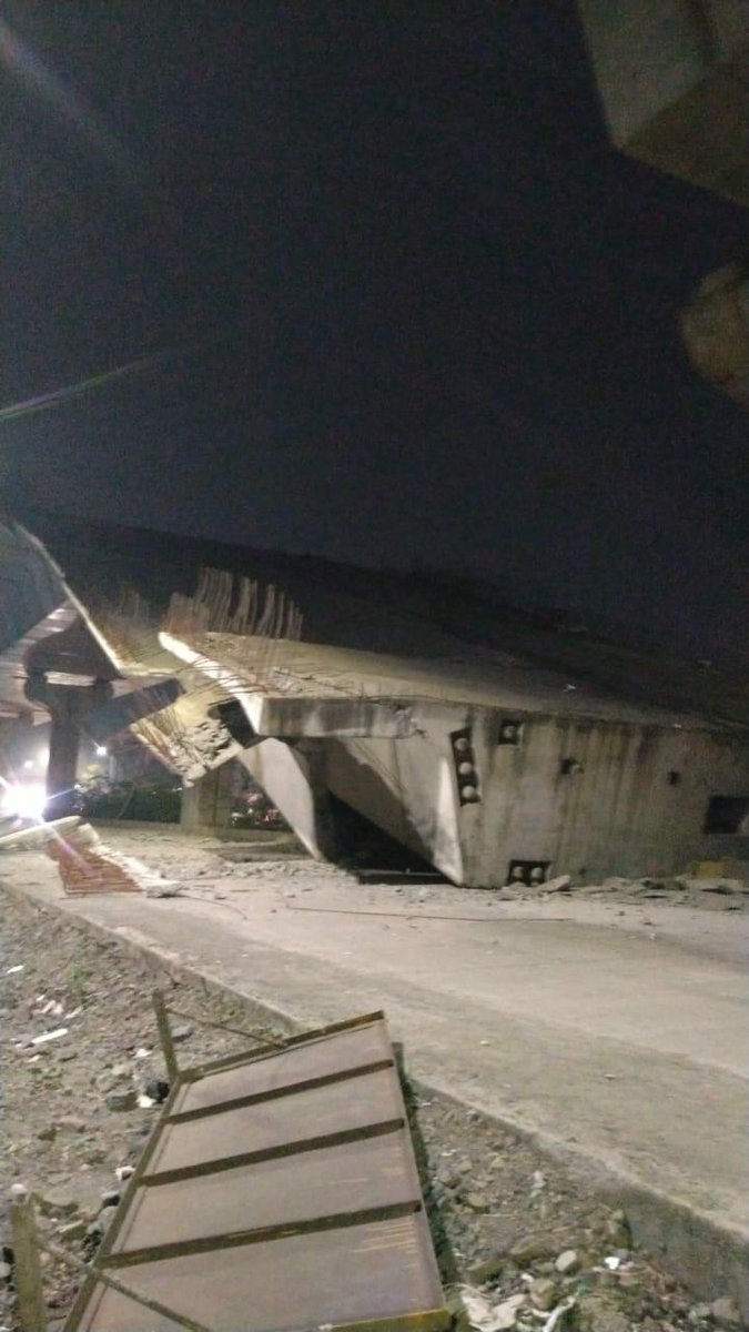 SGattewar_NGP's tweet photo. Bridge collapsed near Naivedyam Eastoria, Pardi

* No casualties reported
#Nagpur https://t.co/1NlDqf13jS