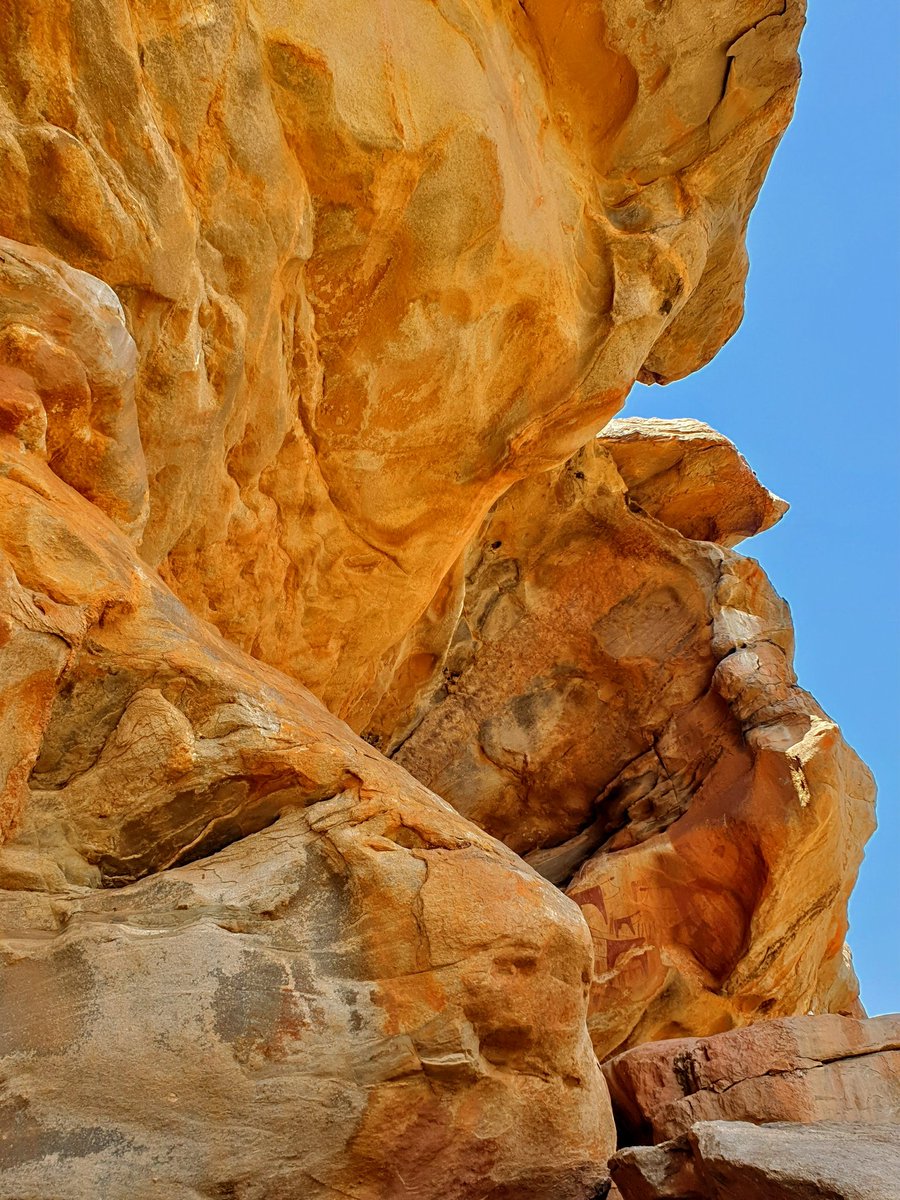 SomalilandTrave's tweet photo. The name of the caves (Laas Geel) comes from the name of the massif and rock of the same name which means “The dromedaries waterhole” in the Somali language. It's the most popular place to visit in Somaliland is Las Geel and dating back to between 3,000 BC and 9,000 BC.
#LasGeel https://t.co/xqO3Jmn2p5