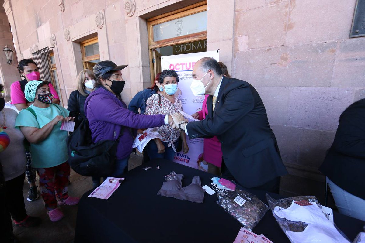 ¡Seguimos en la lucha contra el cáncer de mama!
Acompañados de la Directora de la Instancia de las Mujeres <a href="/Med_AlmaguerP/">Guadalupe Almaguer Pardo</a> iniciamos con las jornadas informativas contra el cáncer mamario, donde se realizó la entrega de brasieres post mastectomía.
#PrevenirSí