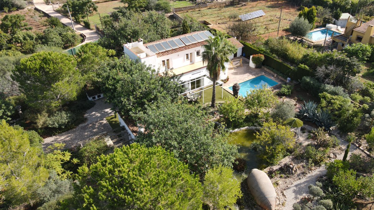 StarckEstates's tweet image. Authentischer Finca Charakter in La Sella 🤩
Großes Grundstück mit vielen Nutzungsmöglichkeiten, 3 Schlafzimmer 🛌, sonnige Lage ☀️, Sommerküche, Teich, Tiergehege, Doppelgarage. 👌
Preis: 545.000€
👉starck-estates.com/.../haus-finca…
#lasella #fincas #charminghomes #home #farmhouse #farm