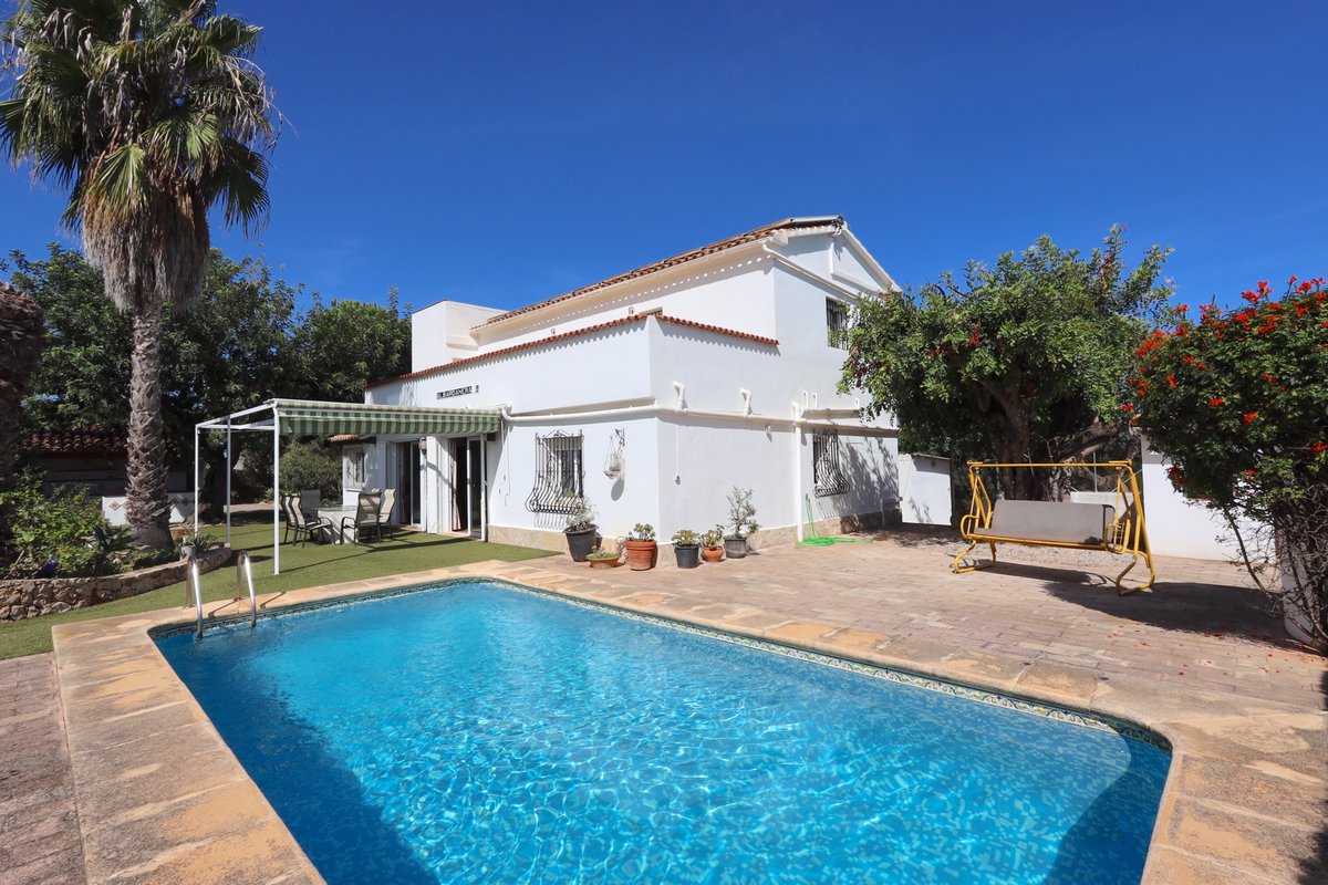 StarckEstates's tweet image. Authentischer Finca Charakter in La Sella 🤩
Großes Grundstück mit vielen Nutzungsmöglichkeiten, 3 Schlafzimmer 🛌, sonnige Lage ☀️, Sommerküche, Teich, Tiergehege, Doppelgarage. 👌
Preis: 545.000€
👉starck-estates.com/.../haus-finca…
#lasella #fincas #charminghomes #home #farmhouse #farm