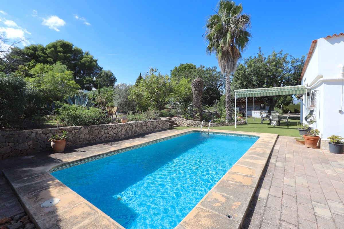 StarckEstates's tweet image. Authentischer Finca Charakter in La Sella 🤩
Großes Grundstück mit vielen Nutzungsmöglichkeiten, 3 Schlafzimmer 🛌, sonnige Lage ☀️, Sommerküche, Teich, Tiergehege, Doppelgarage. 👌
Preis: 545.000€
👉starck-estates.com/.../haus-finca…
#lasella #fincas #charminghomes #home #farmhouse #farm