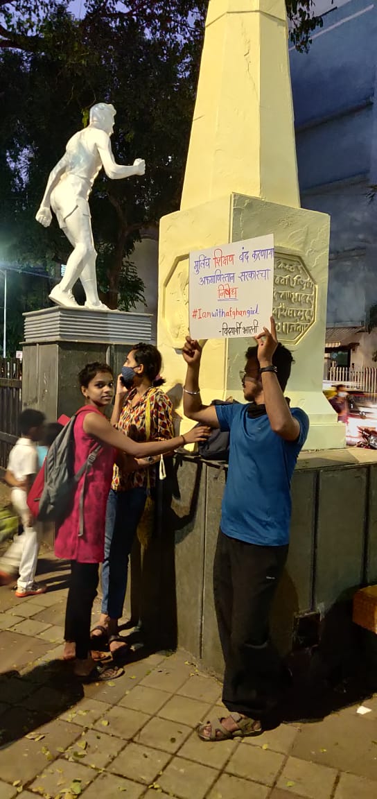Vidyarthibharti's tweet photo. जी परिस्थिती अफगाणिस्तान वर आली आहे ती इतर देशांवर यायला जास्त वेळ लागणार नाही.. आज विद्यार्थी भारताने शिवाजी पार्क(दादर)येथे जाऊन तरुणांना गोष्टीच गांभीर्य समजावलं व निषेध नोंदवला.तालिबानी सरकार चा जाहीर निषेध.#iamwithafgangirl #vidyarthibharti @Vidyarthibharti 
@ganai_pooja https://t.co/HmUBsF31iF