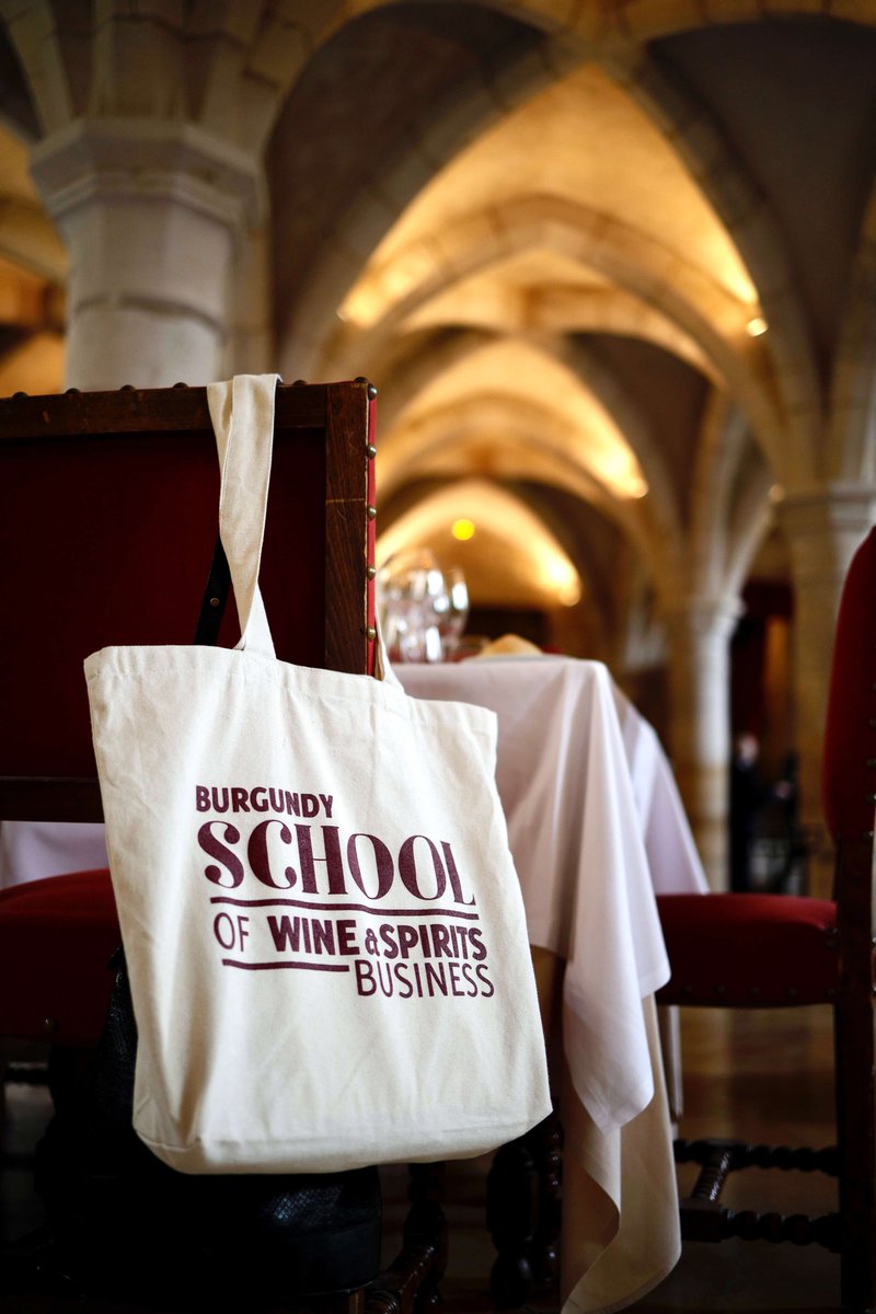 BurgundySB's tweet photo. [#SchoolOfWine] "L’engouement pour les formations en #WineManagement reste fort": plus de 170 étudiants accueillis en cette rentrée à la #SWSB, dont 2/3 d'internationaux et 2/3 de femmes.
Lire l’article 👉 https://t.co/bmOU1vj9ee
#Numérique #DéveloppementDurable #WeAreBSB https://t.co/Z4bfUgB6lC