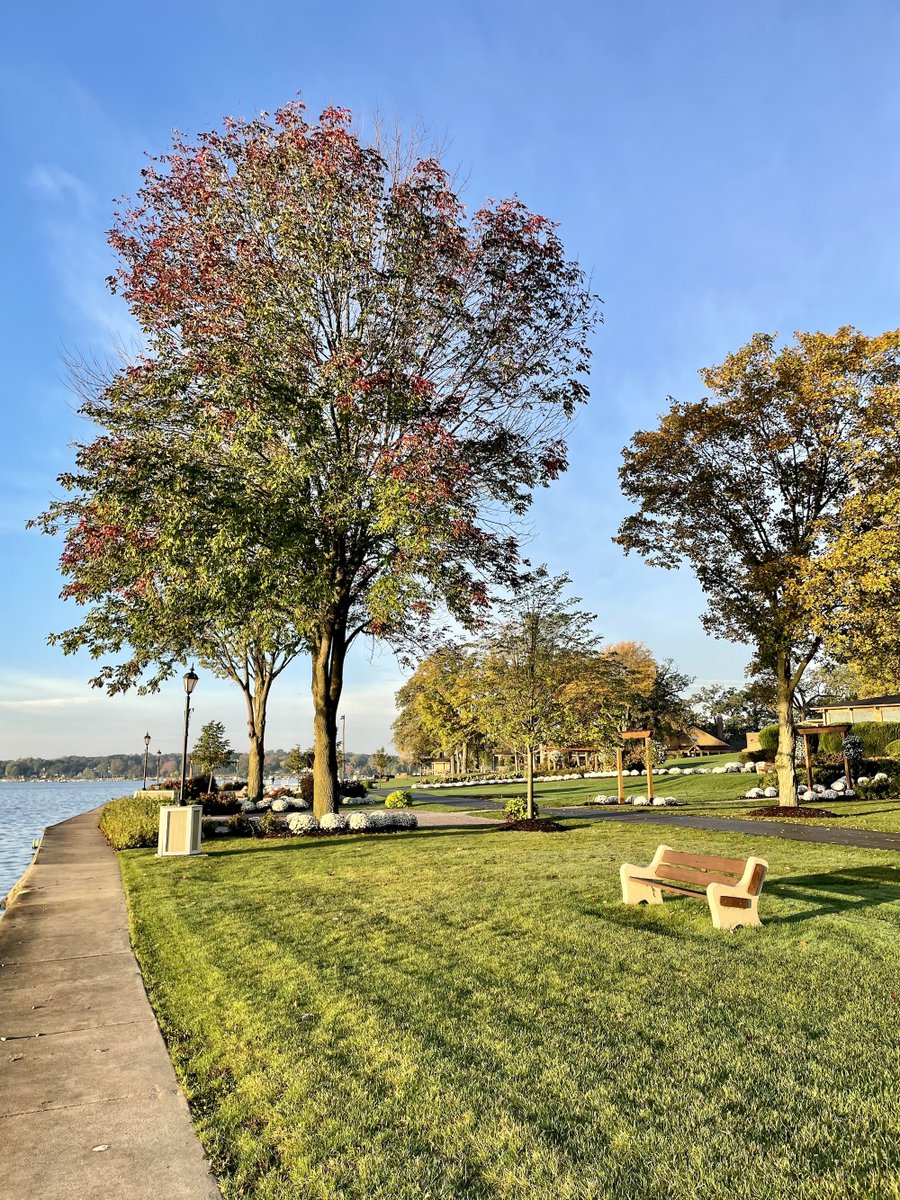LakeLawnResort's tweet photo. This week is the peak time for #fallfoliage in #Delavan according to the #Wisconsin Fall Color Report! Book your spot on our Fall Color Lake Tour this Friday and Saturday, 1pm-2:30pm: https://t.co/TCRyBu2ouk #fallcolors #bestfalldestinations #bestfallcolors #wisconsinfallcolors https://t.co/GBBrI58q1D