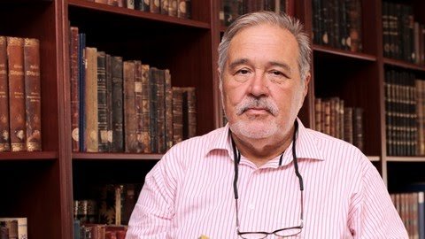 "Gösteriş ve şatafat cahillikten kaynaklanan aşağılık kompleksini örtme çabasıdır."

İlber Ortaylı