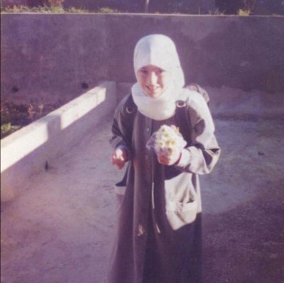 mahdirizk's tweet photo. ١٩ تشرين، يوم رحلت جميلة عن هذه الدنيا، ولم ترَ والدها الأسير في سجون الإحتلال ولم يرها، إلا في صورٍ وصلته عبر الصليب الأحمر.

كانت أيامها أقصر من عمر وردة، وكانت سنين البعد أطول من رحى الزمان. https://t.co/Uyd0fXnen7