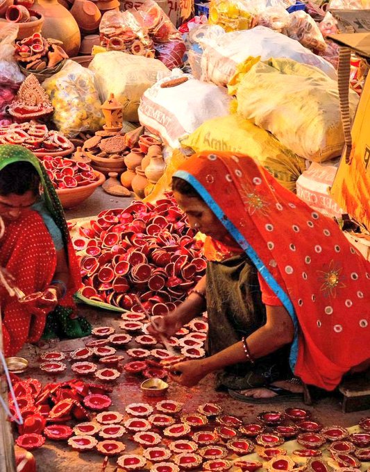 TheSarcsticLife's tweet image. Please support them and make their Diwali special.Take diya from👇Take sweets from local Markets,Dewali is a SanatanDharma festival celebrate like Old traditional way its beautiful eat sweets not chocolates its yammy🤞💐
#Diwali2020 #Dhanteras2020 #Dhanteraspuja #Diwali #diwali