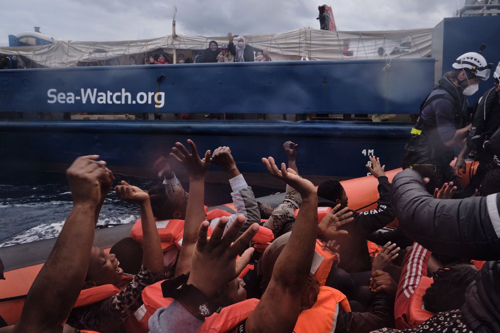 Οι φίλοι μας από το διασωστικό καράβι #SeaWatch3 εντόπισαν έγκαιρα φουσκωτή βάρκα που βούλιαζε στην μέση της Μεσογείου. 
Πολύ δύσκολη διάσωση. Πολλές γυναίκες κ παιδιά κ τραυματίες από εγκαύματα. Τώρα έχουν 412 ναυαγούς πάνω στο πλοίο τους κ ψάχνουν λιμάνι.
Η σκέψη μας μαζί τους