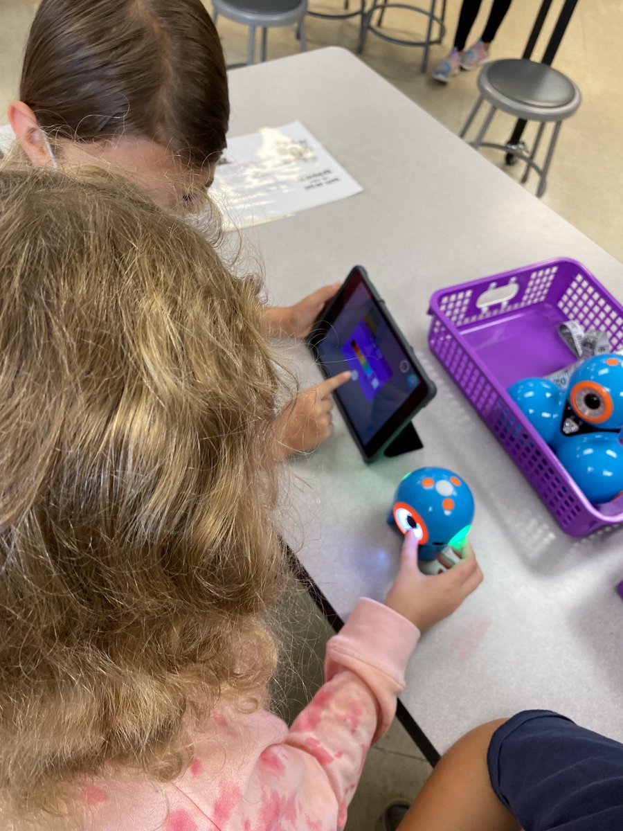 MrsK_STEAMLab's tweet photo. Coding with #wonderworkshop Dash & Dot today in the #EESSTEAMLab with 3rd Grade Ss @EES_Mustangs https://t.co/9mpOSXHWlm