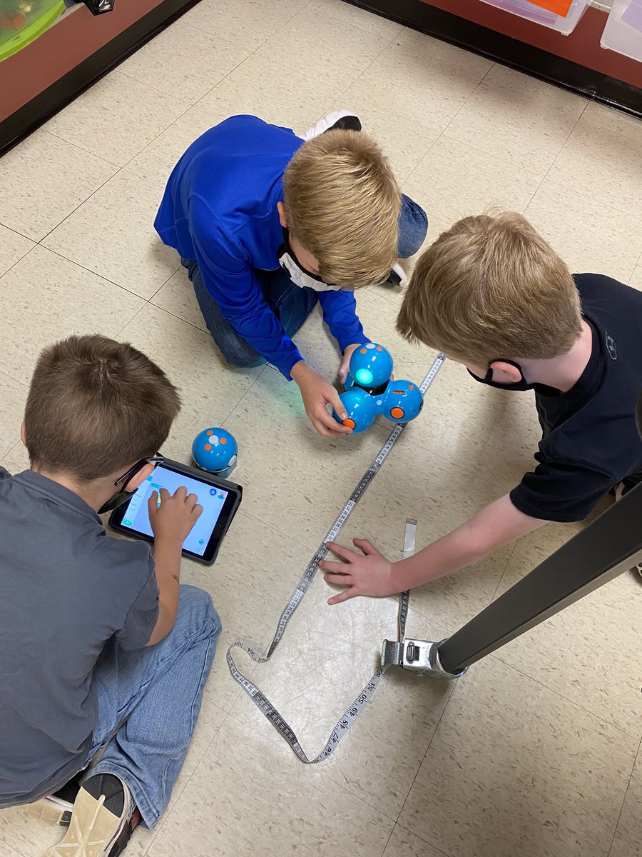 MrsK_STEAMLab's tweet photo. Coding with #wonderworkshop Dash & Dot today in the #EESSTEAMLab with 3rd Grade Ss @EES_Mustangs https://t.co/9mpOSXHWlm