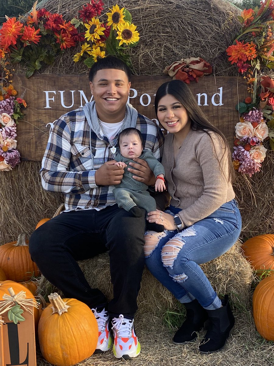 AliaTorres5's tweet photo. Pumpkin patch with my loves! 🧡🖤 https://t.co/tcU7h9i2XU