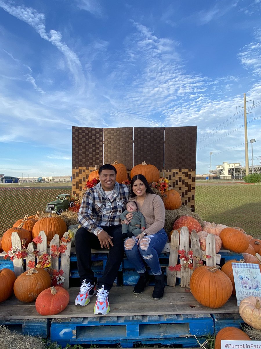 AliaTorres5's tweet photo. Pumpkin patch with my loves! 🧡🖤 https://t.co/tcU7h9i2XU