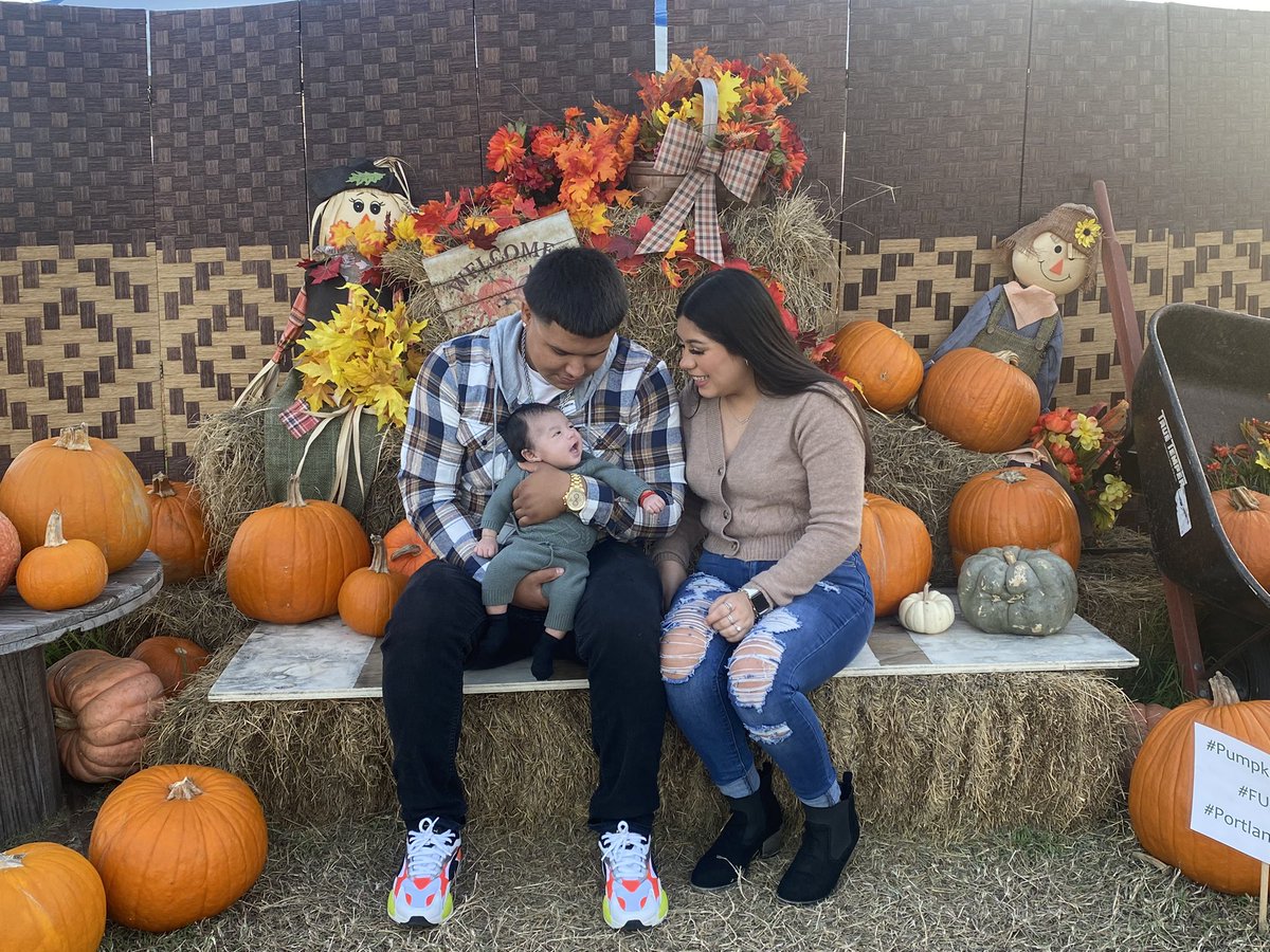 AliaTorres5's tweet photo. Pumpkin patch with my loves! 🧡🖤 https://t.co/tcU7h9i2XU