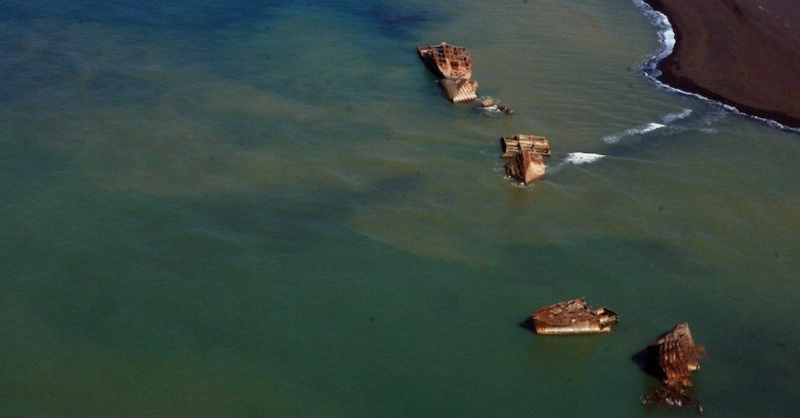 Telegraph's tweet photo. ⚫Volcanic activity has raised Japanese ghost ships from the deep. 

🚢The Japanese ships sunk by the US during World War Two have reappeared after a seismic shift. 
 
Thread ⬇️

https://t.co/rFfco2EafI