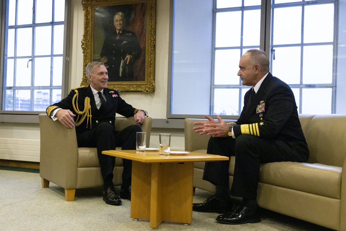 DefenceHQ's tweet image. We were delighted to welcome Admiral Chas Richard, Commander of @US_Stratcom to London today. 🇬🇧 🇺🇸 
 
Defence Secretary @BWallaceMP and First Sea Lord @AdmTonyRadakin had constructive discussions with the Admiral during his visit.