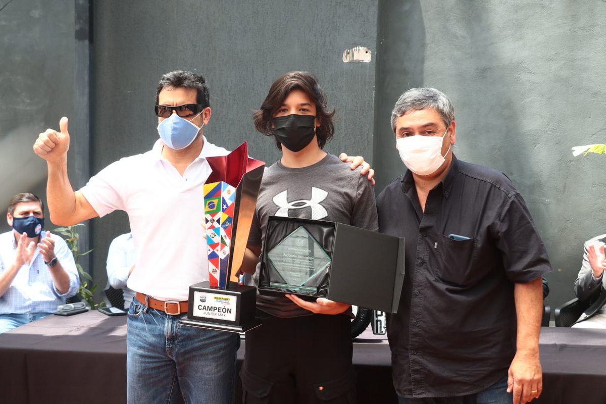dsports_py's tweet photo. 🏆📝 Mención de honor para nuestro campeón sudamericano @alesama46 🇵🇾
Muchas gracias @kartingclubpy @coparaguay y @tacpydeportiva y muchos éxitos para el sudamericano Paraguay 2022 💪🏼
📷 @EduVelazquezG
#karting #AleSamaniego #Ale46 #paraguay #IRMCSouthAmerica #Rotax https://t.co/vnoNeVSIvR