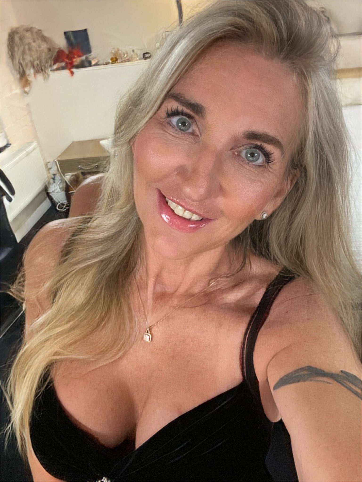 Back from Tenerife , rested and ready to rock 😘 https://t.co/dBkHDZzoS3