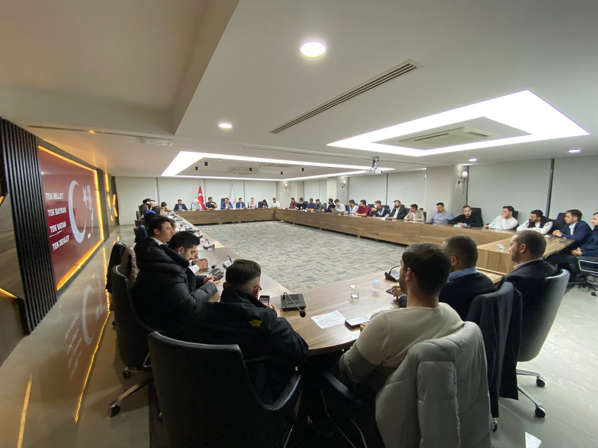 Gençlik Kolları İl Başkanımız Recep Tayyip Taslak'ın riyasetinde haftalık olağan Yönetim Kurulu toplantımızı gerçekleştiriyoruz.