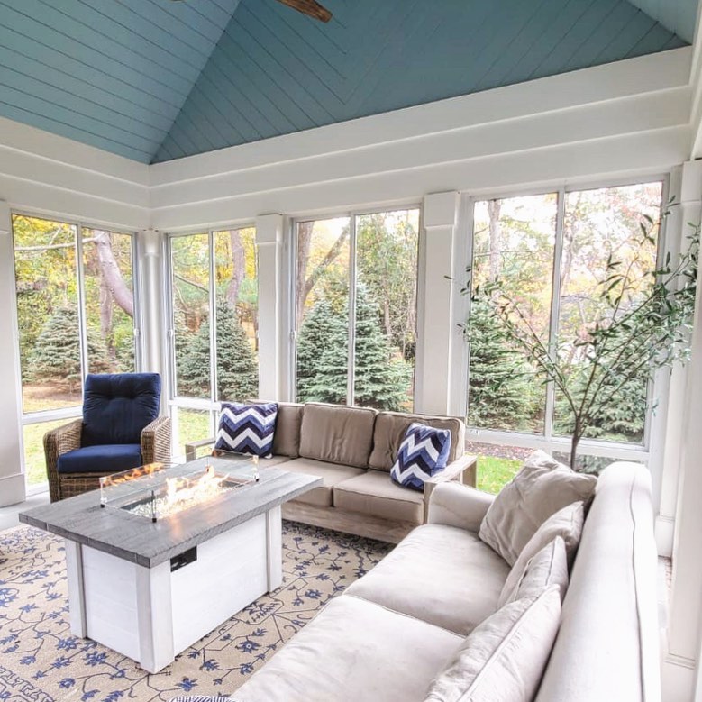 OutdoorRooms's tweet photo. You can keep our #firetables in your screened in porches! Just make sure a minimum of 3 walls are screened and permanently open and the porch is 96 square feet or larger. https://t.co/BQfrzNEXeB (photo via The Wickery) #BringHomeOutside #outdoorliving #designinspo https://t.co/nyPdHnUclC