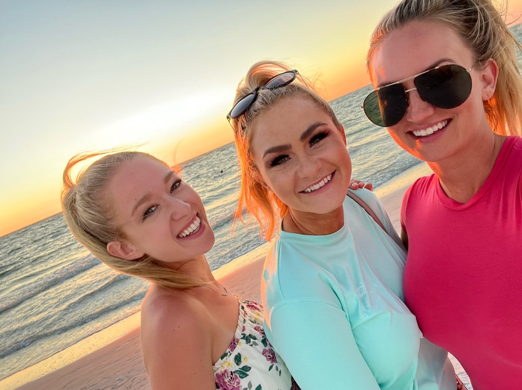 ehrynn1's tweet photo. Missing my girls on the beach watching this beautiful sunset! #beach #sunset #iphone #portraitmode #smiles #blonde https://t.co/8giu0fKelm