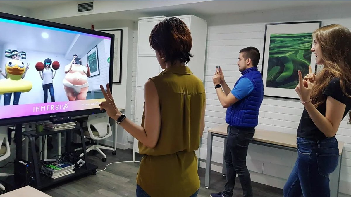 DeuSens's tweet photo. 🚀 Hoy hemos estado de visita en Madrid a nuestras amigas de @inmersivaxr con motivo de la primera edición de Stereopsia LATAM.

📸 Creo que lo hemos pasado bien probando nuestro #FunMirror, ¿verdad @LorenaG_XR y @vickyvasan? 😉 https://t.co/VHQqhlng6N