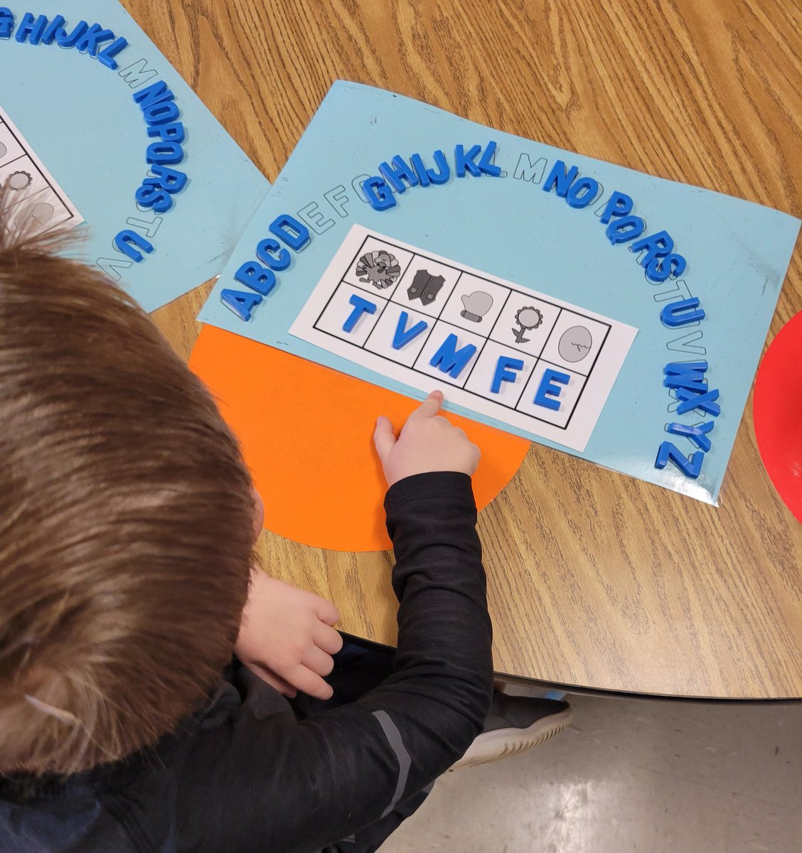 shaylarichter's tweet photo. Intentional small groups based on current data in @msmeyers17 classroom! These kiddos were working on initial sound and were rocking it #misdpageturners @NicholsSawmill https://t.co/ThGosBK2JM