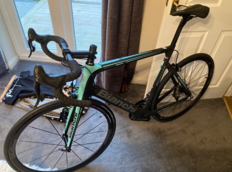 SteveOLast's tweet photo. @BianchiOfficial spot the difference!! New bike day didn’t turn out as planned🙈 #wrongcolour https://t.co/o6sYaE2P69