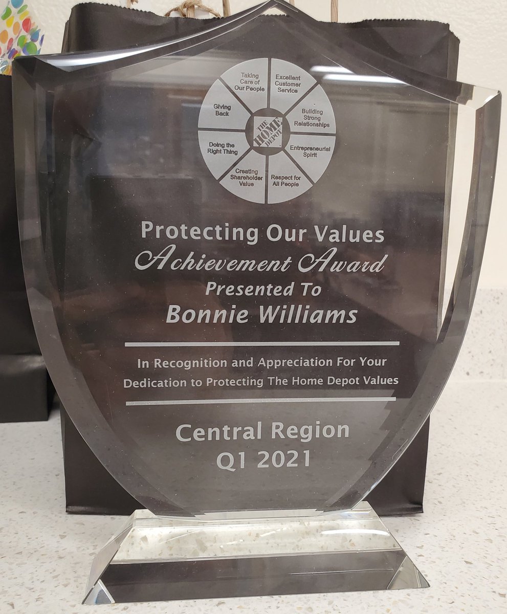 KaylaChriste28's tweet photo. A very special day here at 8994, recognizing our ASDS Bonnie with the regional award for Protecting Our Values! Thank you for taking care of our people and living our values day in and day out. We appreciate you! 
@JaySt3venson @jillcappel @Longwell2M @LilyGSV @LemmaTony https://t.co/dIgscbS7kd