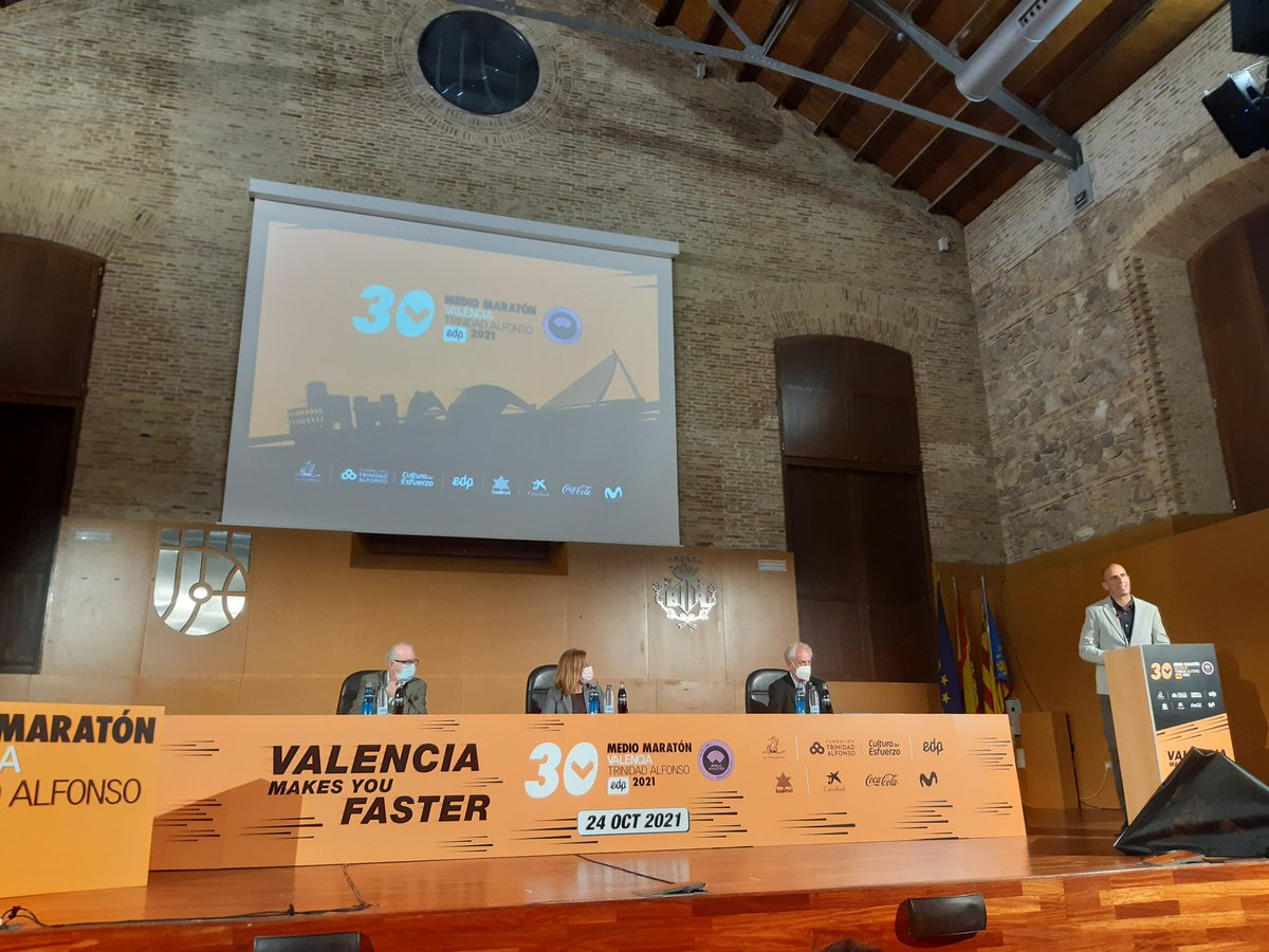 prieto_eva's tweet photo. 12.000 corredores seguirán la línea de @Pinturas_Isaval que les guiará hacia la meta en @MedioMaratonVLC @VCRunning . ¡Feliz 30 aniversario! https://t.co/R1E20pbEYz