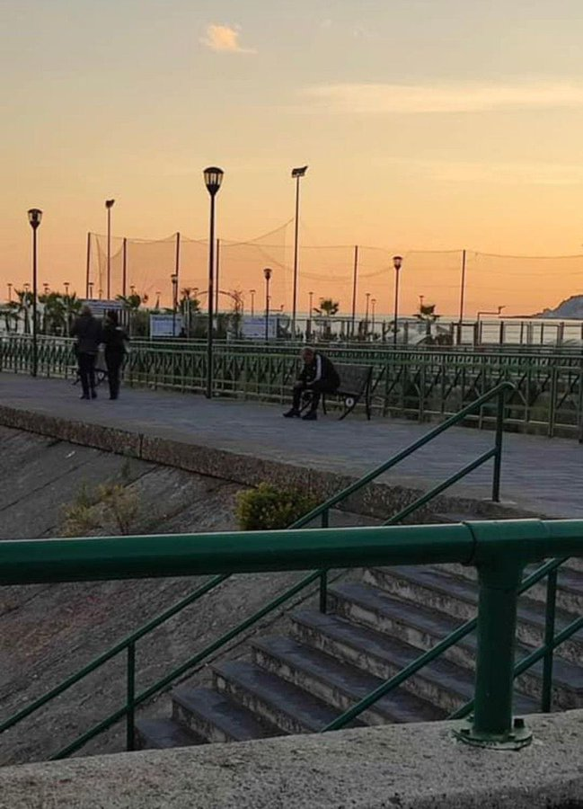 tribundergi's tweet photo. Dün görevine son verilen Salernitana teknik direktörü  Fabrizio Castori, bugün Vietri sul Mare sahilinde bir bankta tek başına otururken görüntülendi.

▪️ 67 yaşındaki hoca takımı 22 yıl sonra Serie A'ya çıkarmıştı. https://t.co/FGfNGKNhOc