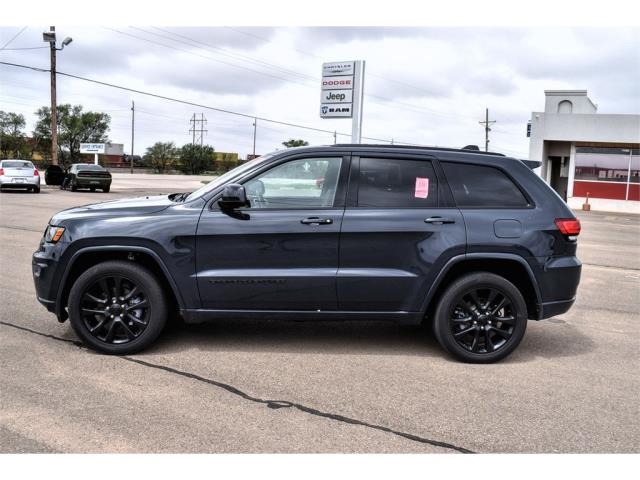 Bender_CDJ's tweet photo. With a plush, technologically advanced interior and enough off-road ability to conquer any trail, our 2018 #Jeep Grand Cherokee Altitude is the perfect vehicle for your next adventure!🏞 
Click here to learn more⮕: https://t.co/i6Qi6rQja6
#BenderCDJ #Clovis #NewMexico #NM https://t.co/ntVMBMA6Zj