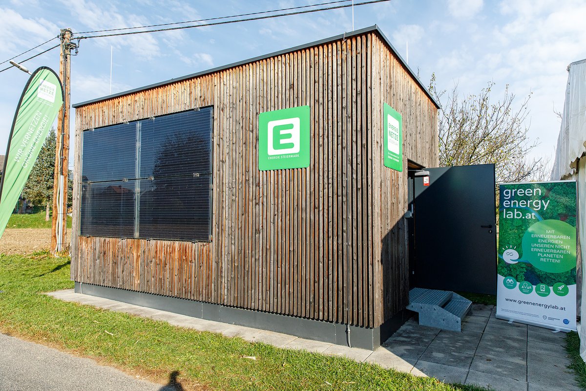 Green_EnergyLab's tweet photo. Im Rahmen unseres Projektes #BlockchainGrid, haben 12 Haushalte den "Insel Handel" von #Sonnenstrom 🌞in die Praxis getestet: Stromüberschuss gespeichert oder an die Nachbarn verkauft. Fazit: Die Haushalte können sich jährlich bis zu EUR 500, – sparen 👏🔝. https://t.co/XpvNQQDwkc