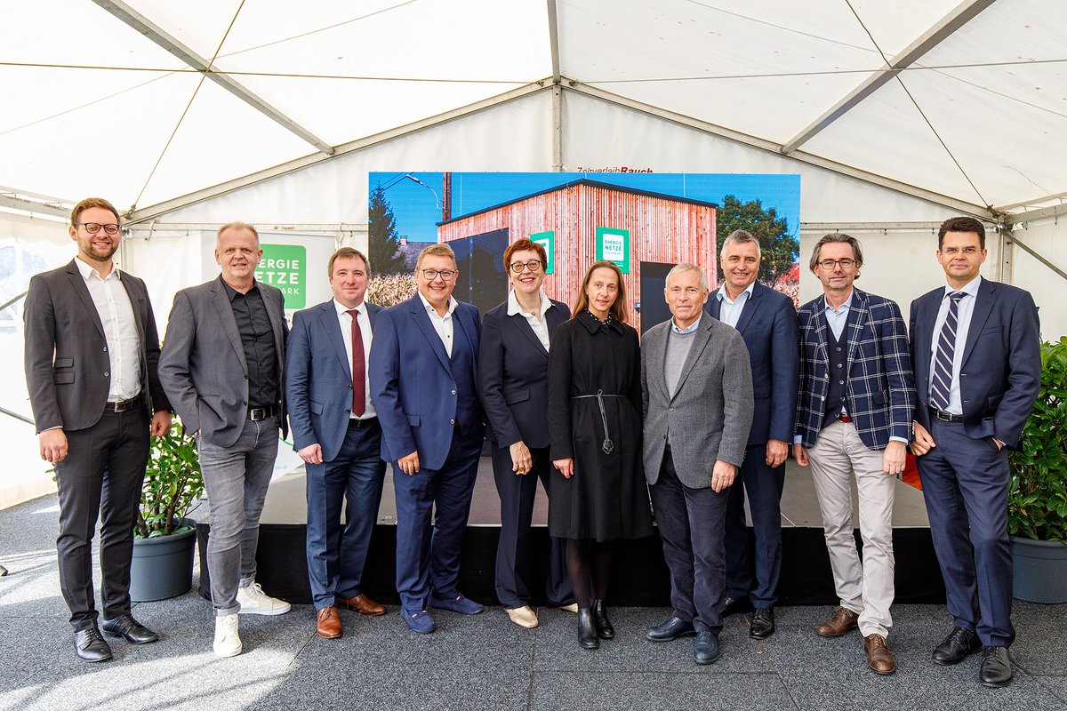 Green_EnergyLab's tweet photo. Im Rahmen unseres Projektes #BlockchainGrid, haben 12 Haushalte den "Insel Handel" von #Sonnenstrom 🌞in die Praxis getestet: Stromüberschuss gespeichert oder an die Nachbarn verkauft. Fazit: Die Haushalte können sich jährlich bis zu EUR 500, – sparen 👏🔝. https://t.co/XpvNQQDwkc