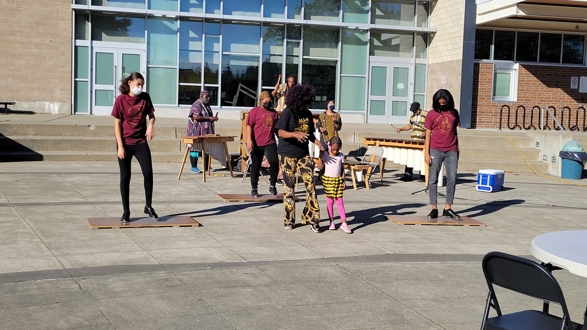 SeattleArts's tweet photo. 1/
#CreatedCommons Neighborhood Edition, and Sounds of the Beach present a special Super Hero Chess Party to honor Detective Cookie, October 23. Featuring chess, storytelling, the Super Hero craft project, and a special performance by the Msenga Drummers: https://t.co/wGtOiSCvTo https://t.co/T7LHA4UauG