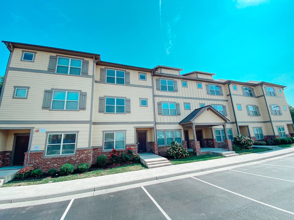 Our 4x4.5 Cloverhurst units 🏡 are leasing fast. If you have an open application or considering applying for this floor plan, be sure to finish ASAP to secure your roommates ⏳
.
.
If you have any questions or concerns regarding the application/leasing process. Please DM us !