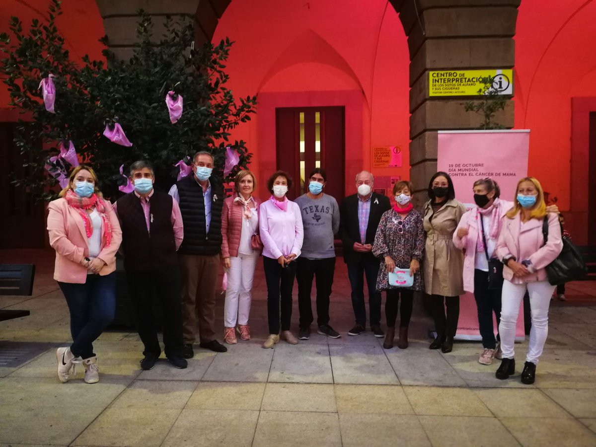 PopularesAlfaro's tweet photo. Hoy hemos acompañado a la Asociación del Cáncer de Alfaro en la lectura del manifiesto.
Hoy luchamos por ellas!!! 💪🏻
#YoSacoPecho https://t.co/D6xSVFg8F6