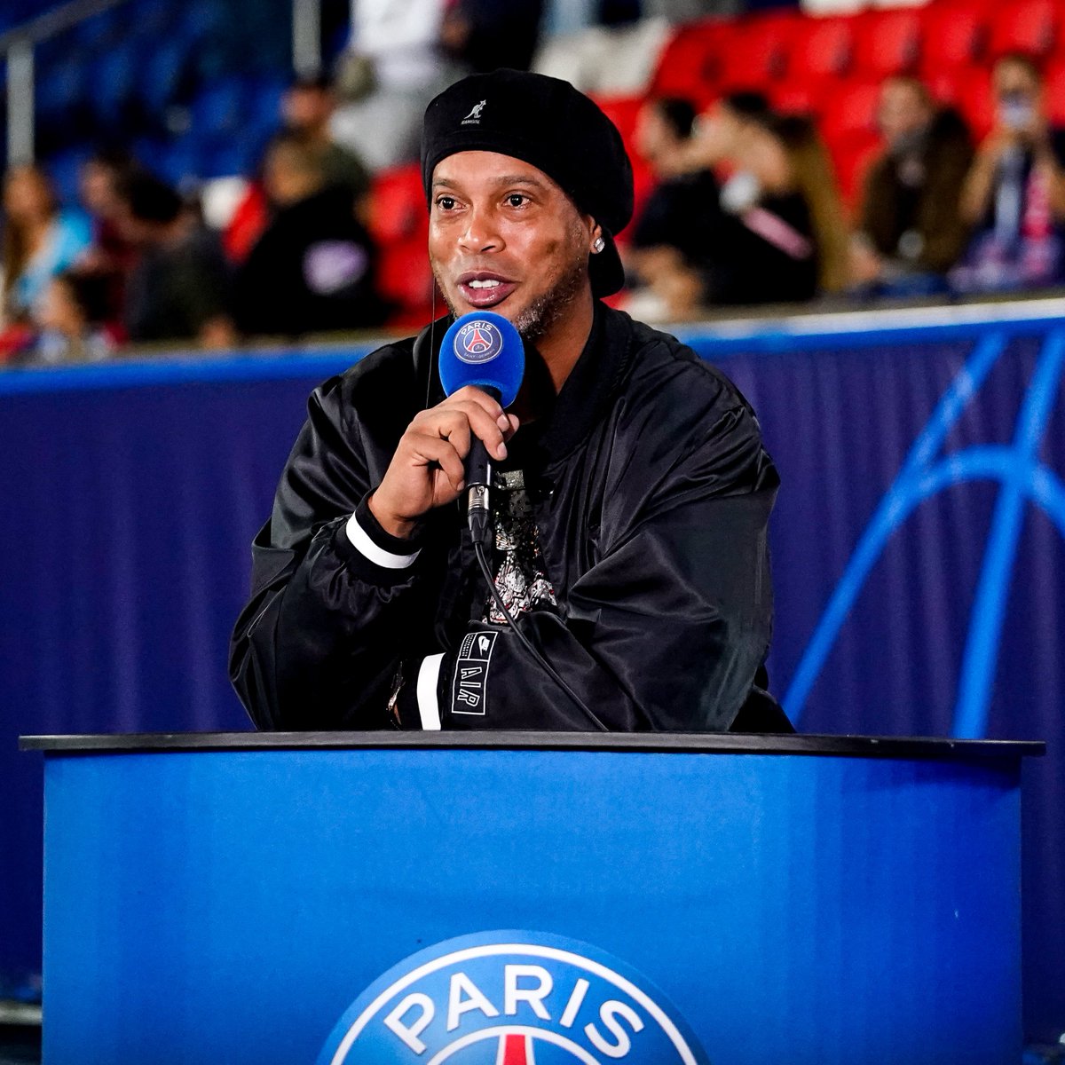 ChampionsLeague's tweet photo. 🔴🔵 Paris tribute for Ronaldinho 👏

#UCL https://t.co/o2AQha7wAy
