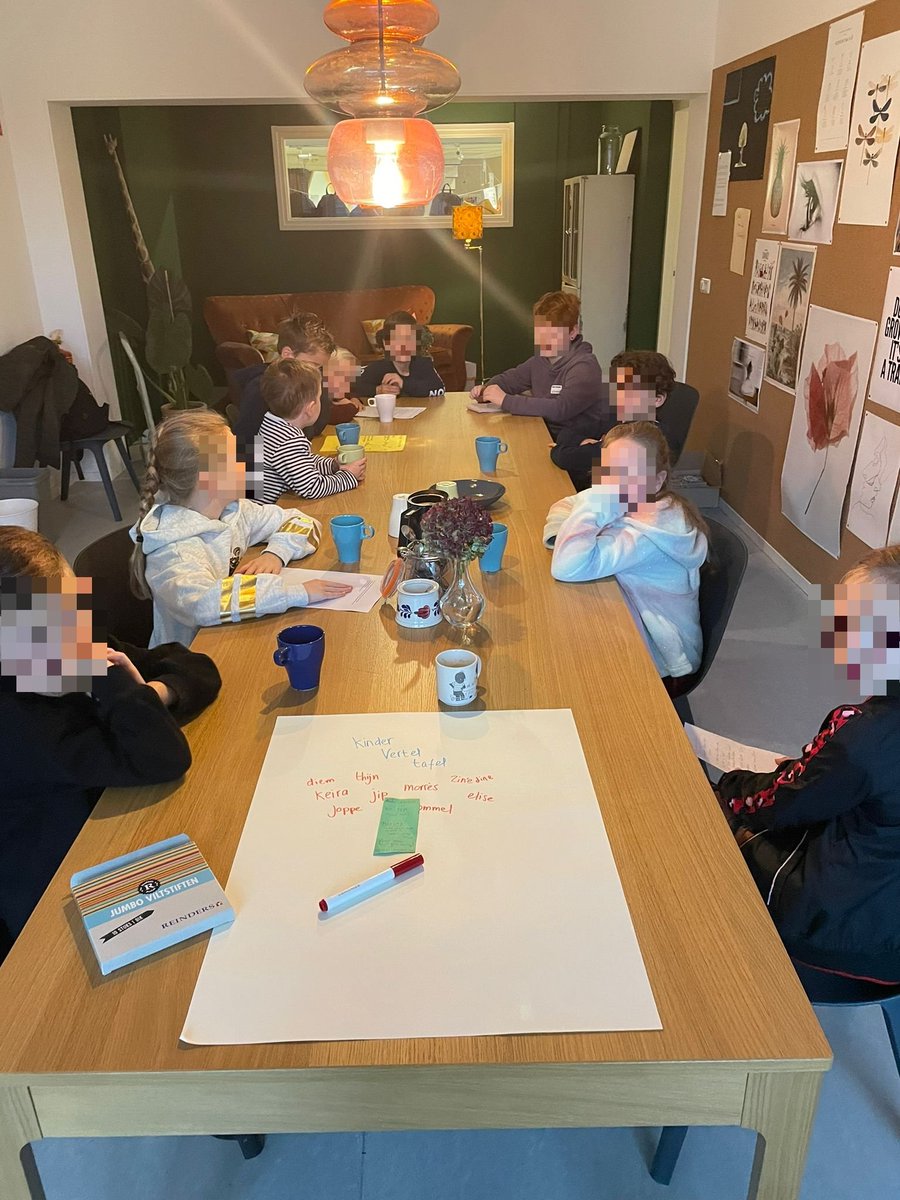 obsdeieme's tweet photo. En daar zijn ze weer.... Uit alle groepen schuift een afgevaardigde aan bij de kinder-verteltafel: Nieuwtje uit de groep, en waar gaan we samen aan werken? #kinderraad #kinderverteltafel #meedenken #jenaplan https://t.co/mMMrULH2Bx