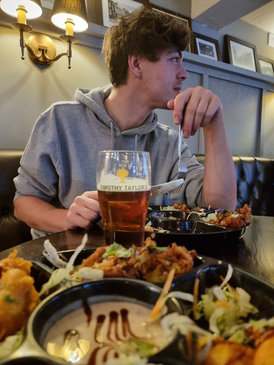 Jayemel68's tweet photo. @BlueTigerHonley snacks in @ForestersHD9 and a pint of @TimothyTaylors with the lad. #livingthedream https://t.co/ZcWSw4TxcT