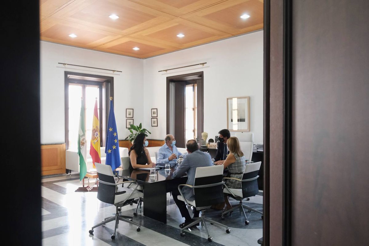 JusticiaJunta's tweet photo. 🤝 @JuanMarin_Cs se compromete con la #AAVT a reformar 📜 la Ley Andaluza de asistencia y atención a las #víctimas del #terrorismo.
🗣 Marín se ha reunido hoy con representantes de este colectivo: "Este Gobierno siempre estará a su lado".
🗞 Lee más ▶ https://t.co/L6y6ieRdYt https://t.co/xk0BduHwYA