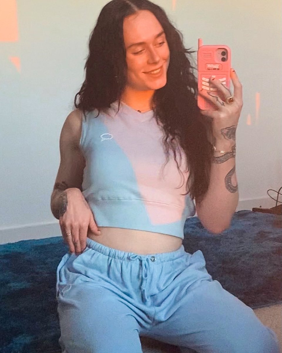 STOP everything and pay attention to ultimate hun @nosebleedfitzz KILLING it in her powder Think looks 😇💭